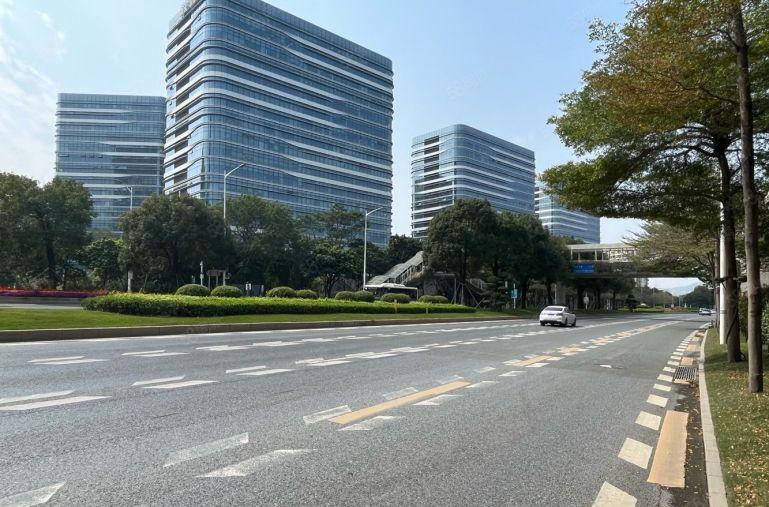 南山地铁口红本产业园楼上精装修350平，地铁口