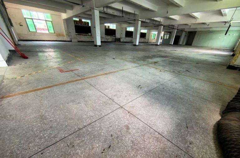 二楼厂房低价直租。地铁口附近