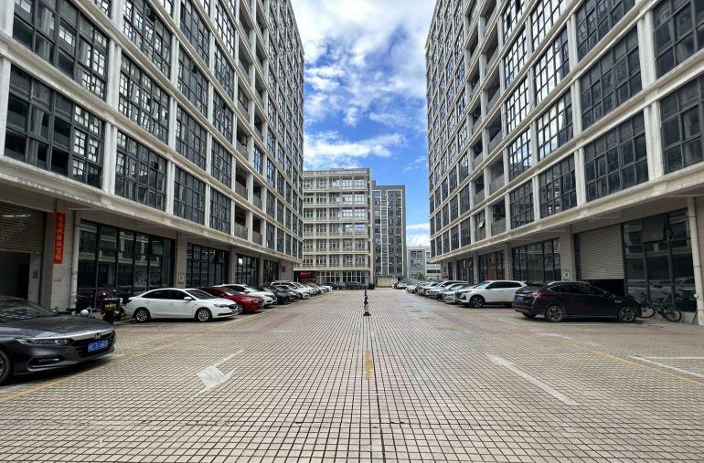 南山西丽地铁口科技园新出楼上500平带3间办公室厂房出租