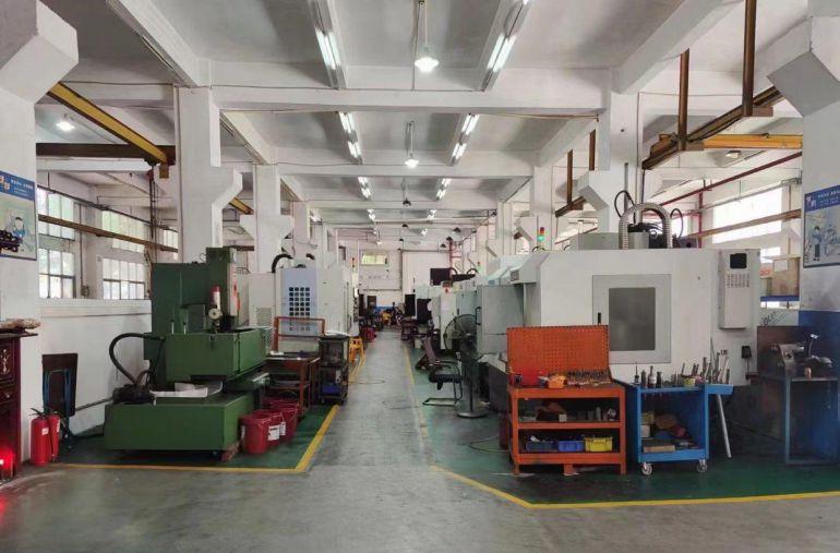 1楼厂房出租，1800厂房+400平方办公室