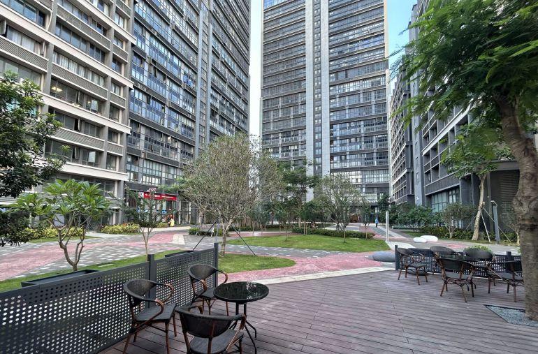 办公优选 南山地铁口旁办公楼 楼上300平带家私办公室出租