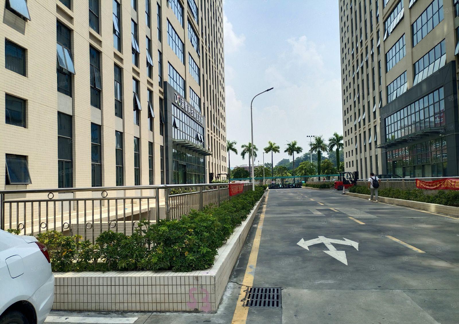 龙华大浪红本厂房3000平出租，带豪华装修大小分租，超大空地