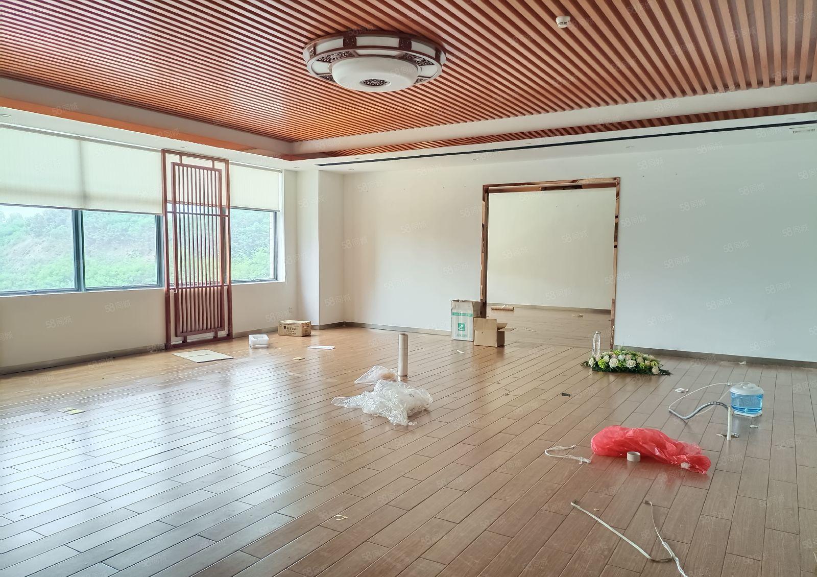 龙华大浪红本厂房3000平出租，带豪华装修大小分租，超大空地