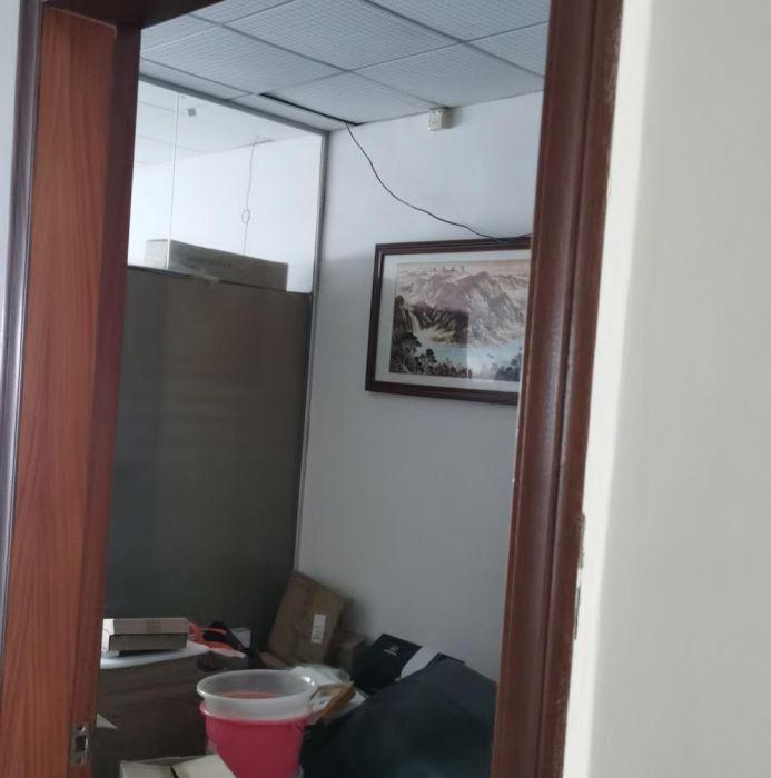 办公用品齐全，可以办理营业执照，有停车位