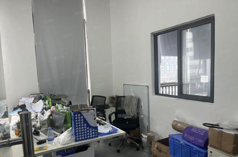 西丽百旺工业园区楼上带装修厂房出租，2部3吨货梯。无行业限制