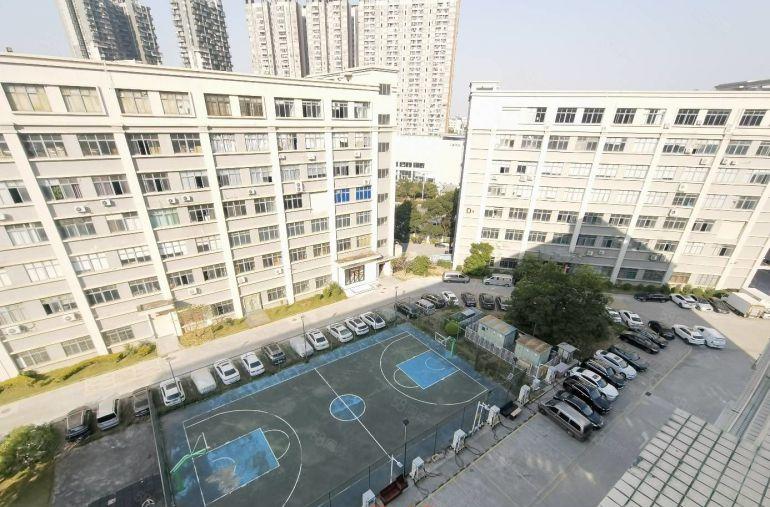 福田区八卦岭工业园区厂房，原房东使用面积高，3吨货梯，空地大