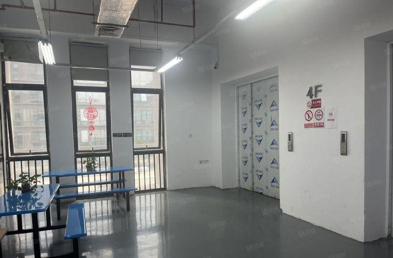 西丽百旺工业园区楼上带装修厂房出租，2部3吨货梯。无行业限制