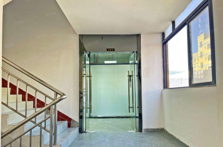 南山西丽 半层300平方 带办公室和仓库 电梯口 非常方便