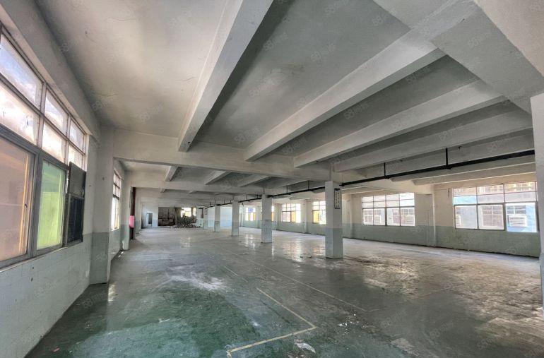 平湖新出300平地坪漆有货梯带红本厂房，位置佳好招工。