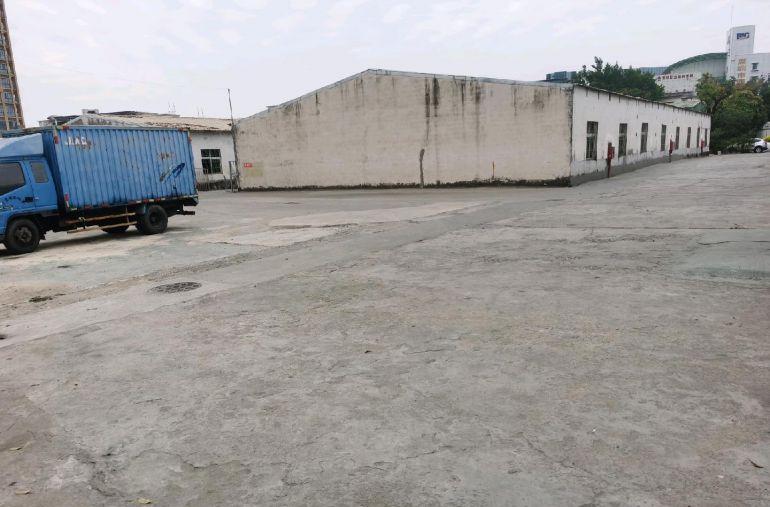 宝安西乡地铁口边一楼厂房出租，价格优惠。