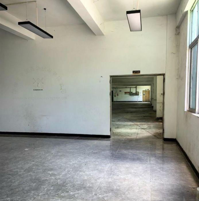 二楼厂房低价直租。地铁口附近