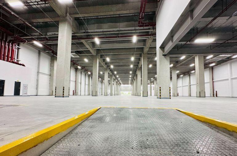 1000平起凤岗层高9米物流仓坡道仓出租配卸货平台可进拖头车