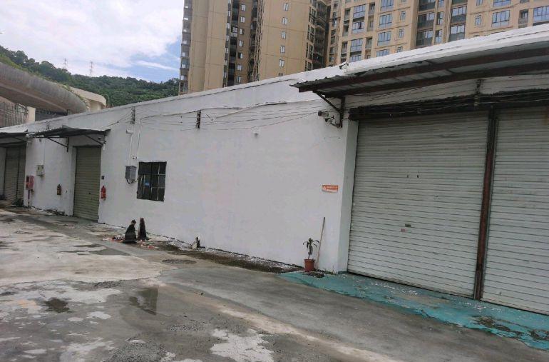 宝安西乡地铁口边一楼厂房出租，价格优惠。