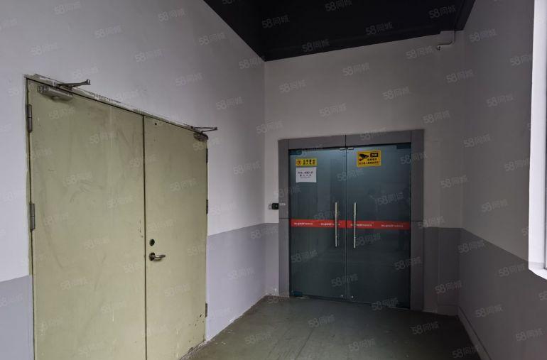 深圳龙华高速口园区1000平米标准厂房精装修出租配三吨货梯一