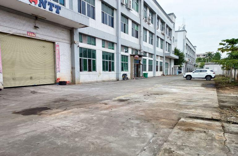 500平起租南山地铁口附近一楼2300平高度6米超大空地