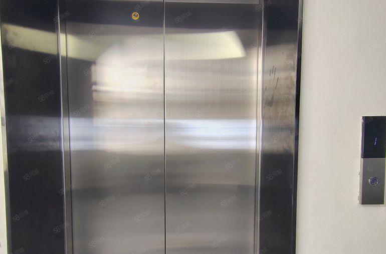 租金40南山西丽地铁口整层1550平，精装修16个隔间办公