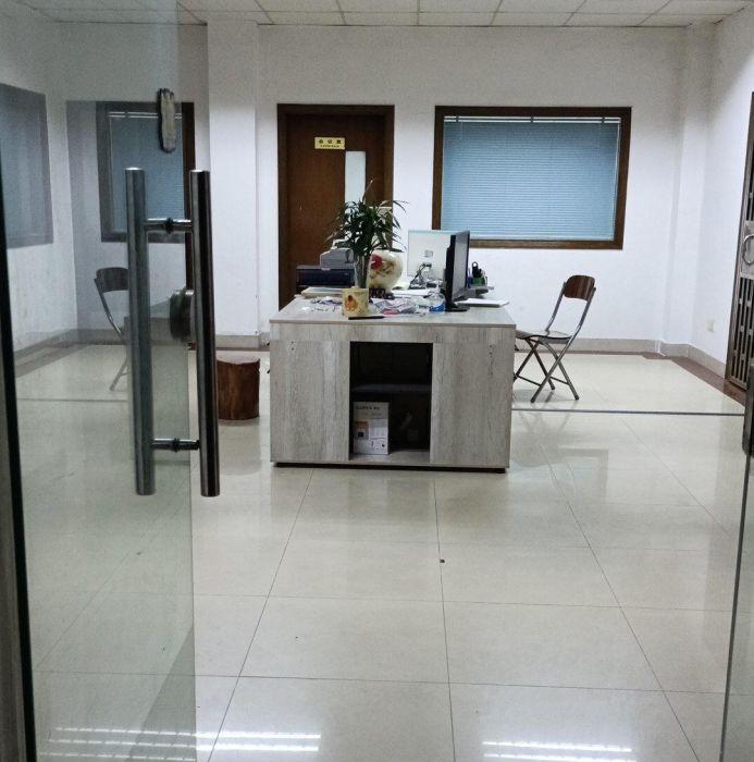 独门独院，交通便利。